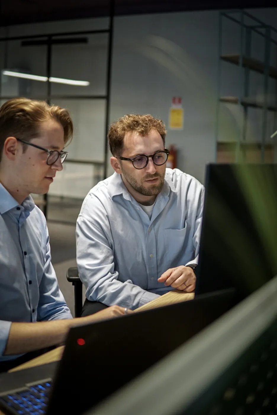 A twinalps engineer walking a colleague through a deployment on screen